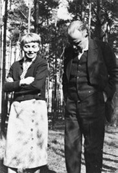 arla Grosch and Paul Klee, Stresemannallee, Dessau, April 1933, photographer: Boby Aichinger © Zentrum Paul Klee, Bern​
