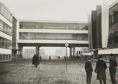 Bauhausgebäude Dessau, Haupteingang am Eröffnungstag, 04.12.1926, Photothek © Harvard Art Museums