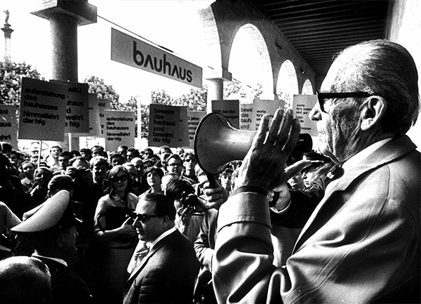 Walter Gropius spricht 1968 zu den Demonstranten. Foto: Kurt Eppler / WKV Archiv. 