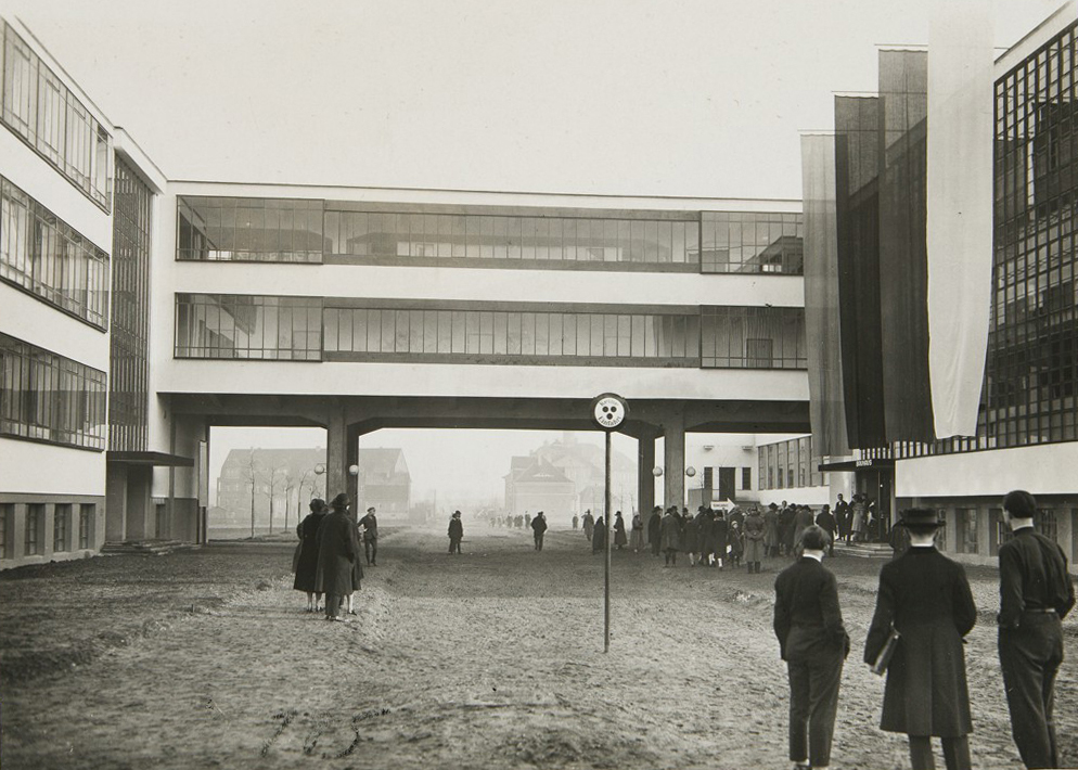 Bauhausgebäude Dessau, Haupteingang am Eröffnungstag, 04.12.1926, Photothek © Harvard Art Museums