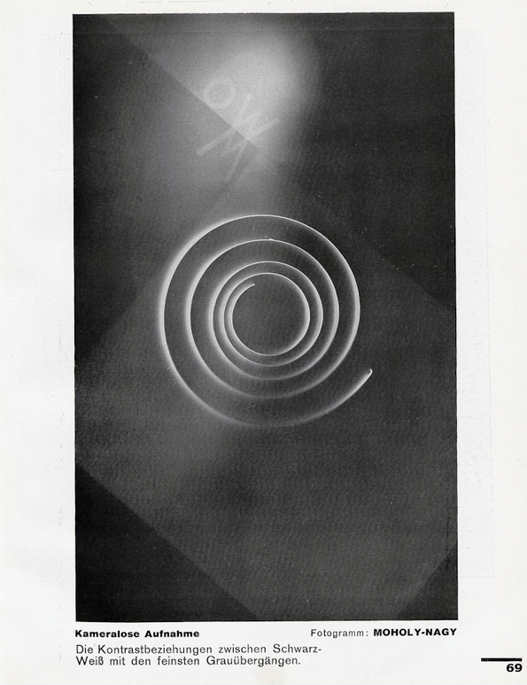 Kameralose Aufnahme. Die Kontrastbeziehungen zwischen Schwarz-Weiß mit den feinsten Grauübergängen. Fotogramm: Moholy-Nagy​